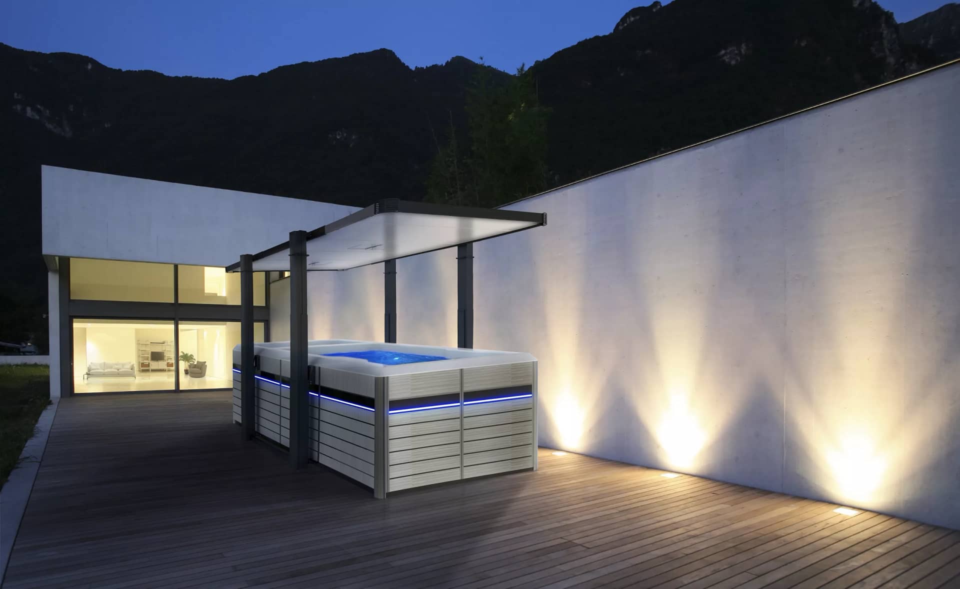 Elektrische Abdeckung LEGEND® über einem Whirlpool, umgeben von moderner Architektur und sanfter Beleuchtung.