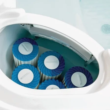 Keramische Filterelemente im Inneren eines HotSpring Whirlpools, optimal für sauberes Wasser.