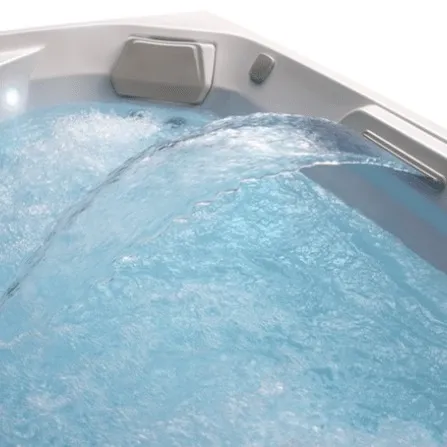 Sprudelndes Wasser in einem Whirlpool mit sanftem Wasserfall und LED-Beleuchtung.