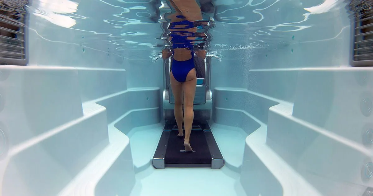Unterwasser-Laufband im Endless Pools SwimSpa: Frau joggt gelenkschonend gegen den Wasserwiderstand