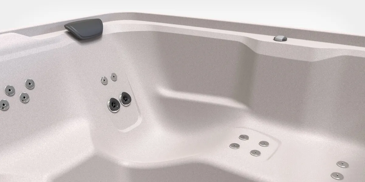 Innenansicht eines HotSpring Whirlpools mit komfortablem Kopfstützenbereich und mehreren Massagedüsen.