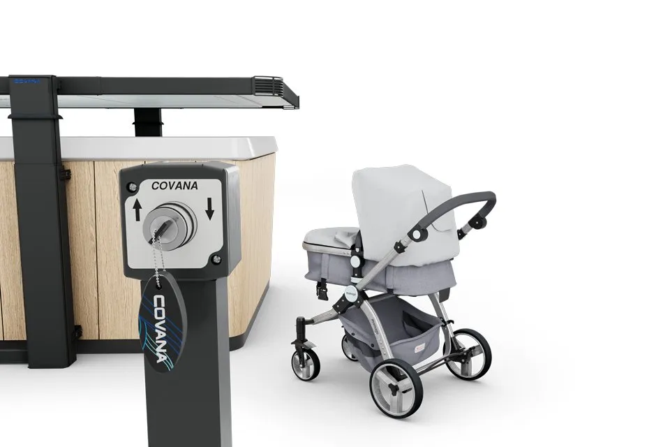 Covana Schlüsselschalter neben einem Kinderwagen – der Antrieb ist flüsterleise
