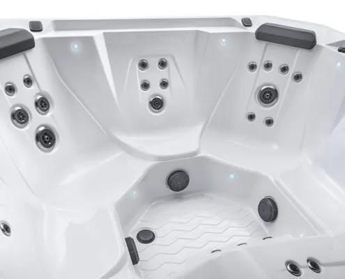 Innenansicht eines HotSpring Whirlpools mit mehreren Massagedüsen und komfortablen Kopfstützen.