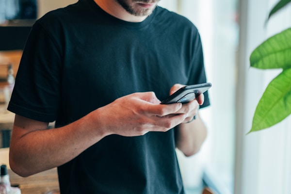 Men holding the Motorola One Zoom smartphone in his hands. Picture by Jonas Leupe (www.brandstof.studio) for Tandem Tech