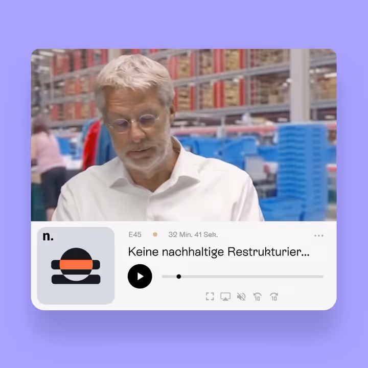 Middle-aged man with white hair and glasses wearing a white shirt in a warehouse setting, with a podcast player interface below showing a German title beginning with 'Keine nachhaltige Restrukturier...'.