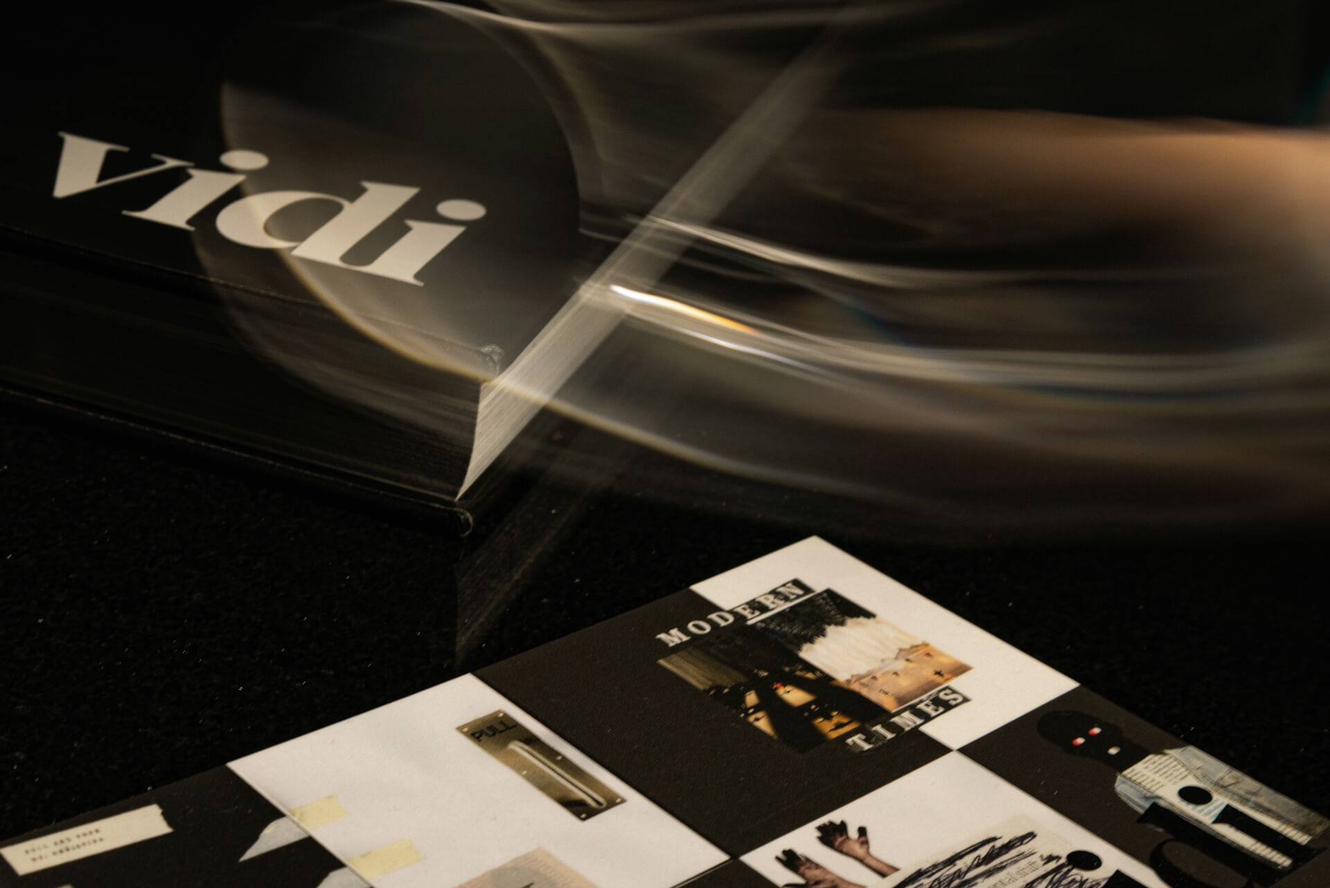 Vidi Culture Book - Magnifying glass ghost effect