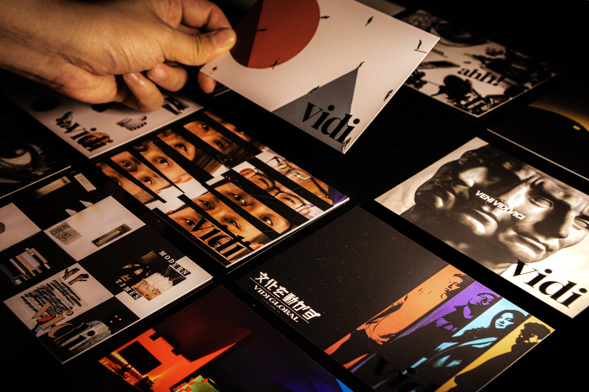 Vidi Culture Book - Postcards grid holding one