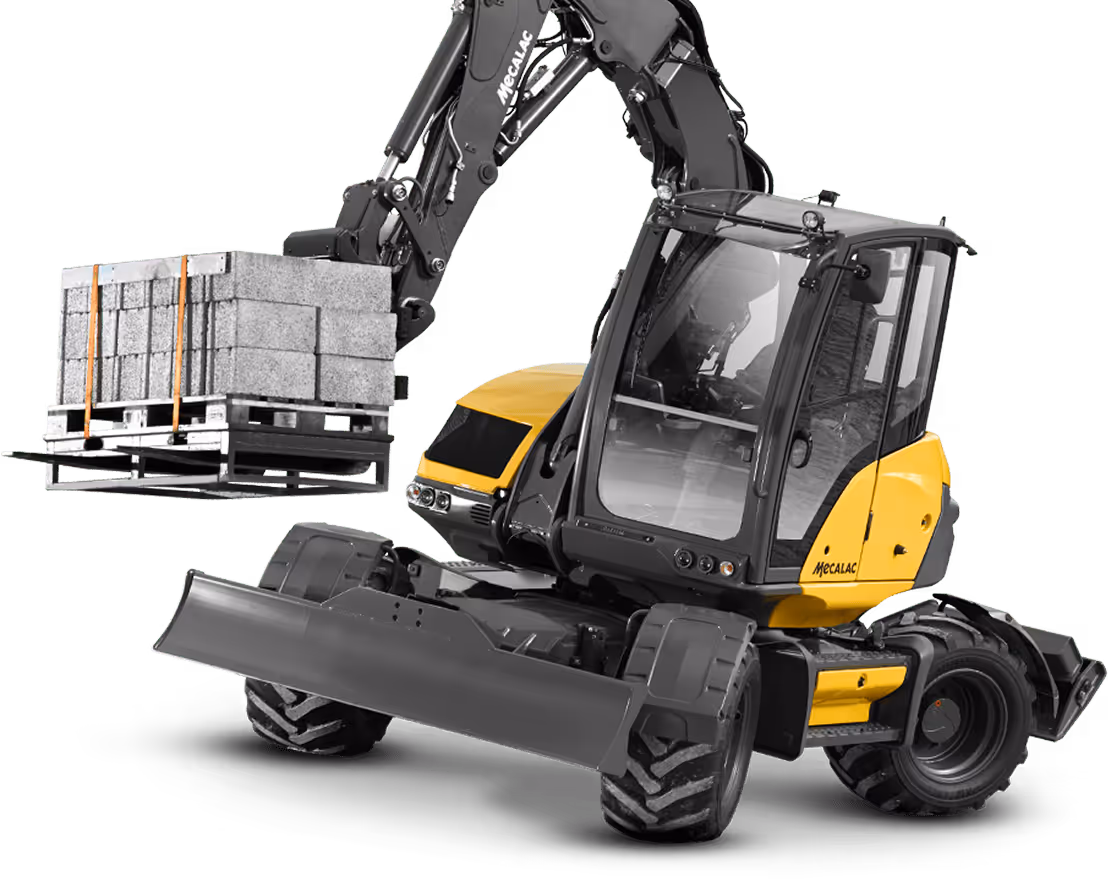 Žlutý stavební nakladač Mecalac s nákladním ramenem zvedajícím paletu cihlových bloků.