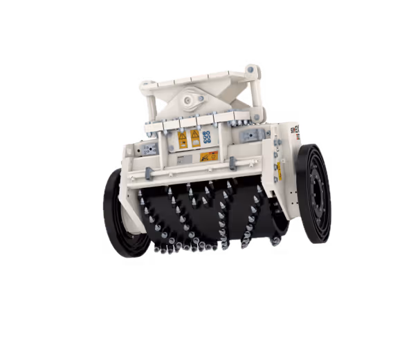 Bílý zemědělský stroj s dvěma kolečky a rotujícím válcem s hroty pro upravování půdy.