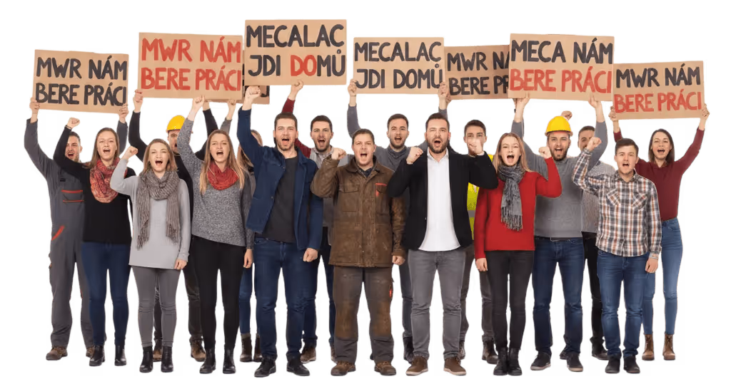 Skupina různých pracovníků drží protestní cedule a křičí s pěstmi vztyčenými.