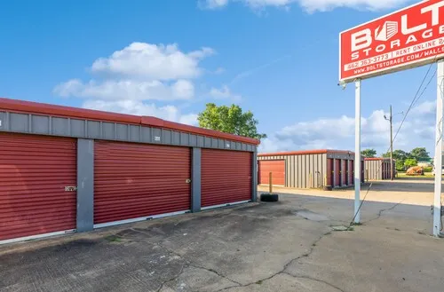 A Bolt Storage Facility in Walls, MS: Secure and welcoming self-storage with well-maintained facilities and roomy storage units reliable and convenient for your belongings.