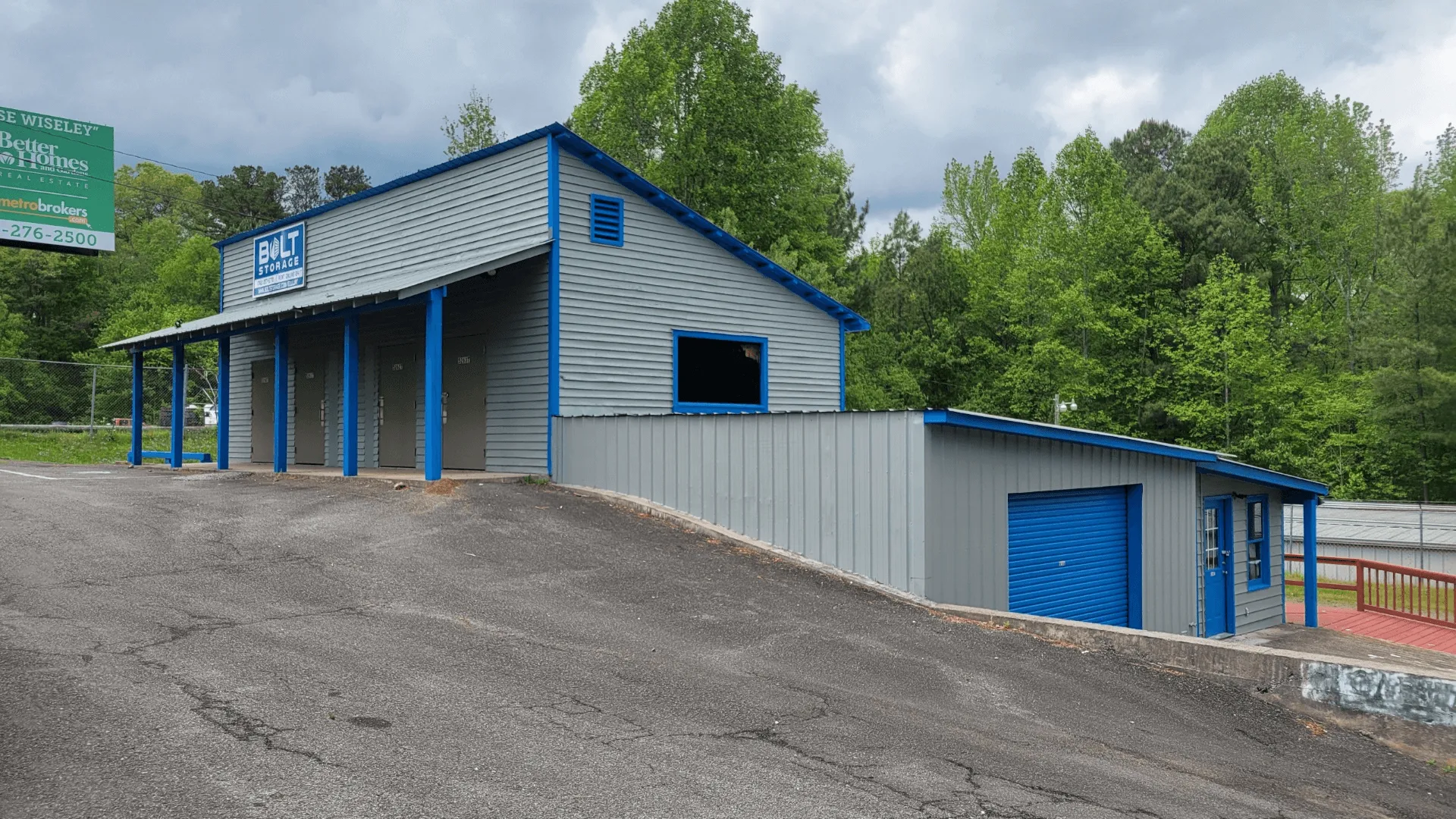 A Bolt Storage Facility in Ellijay, GA: Secure and welcoming self-storage with well-maintained facilities and roomy storage units reliable and convenient for your belongings.