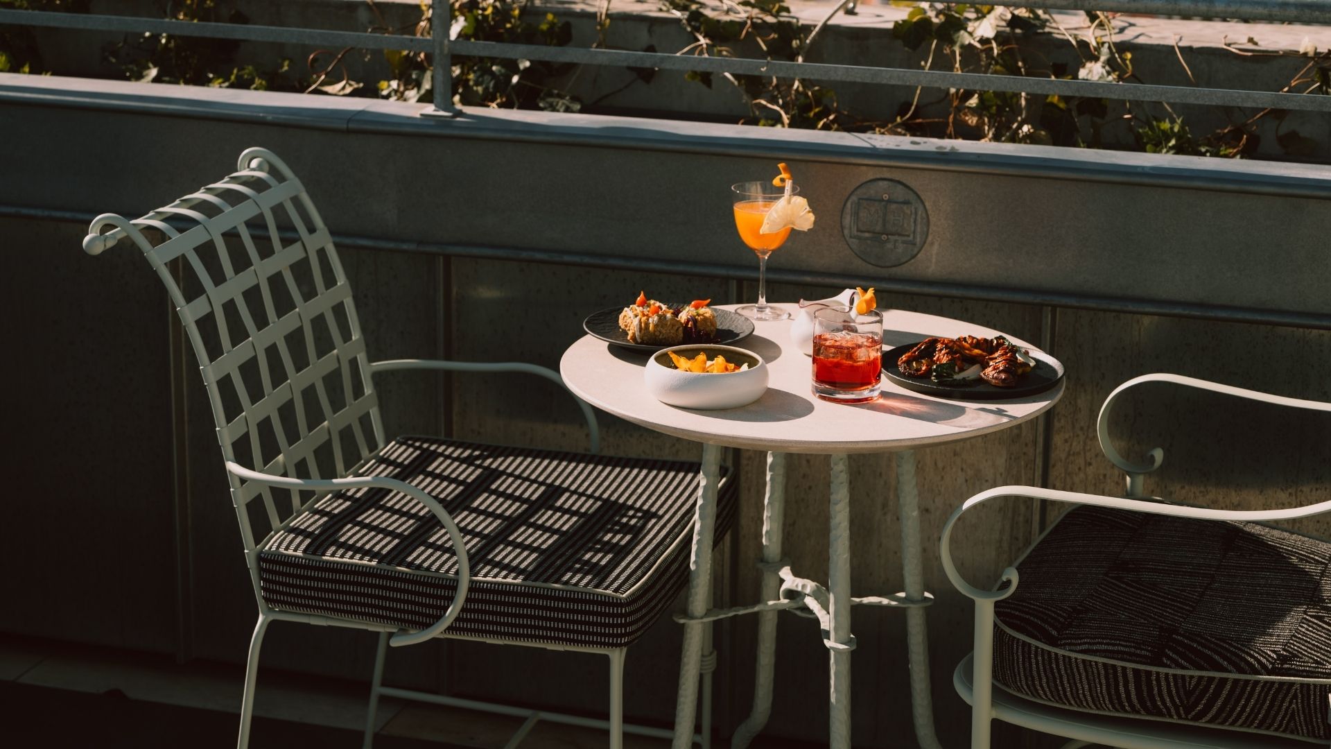 Espace extérieur convivial de la terrasse de La Maison de Manfred à Metz.