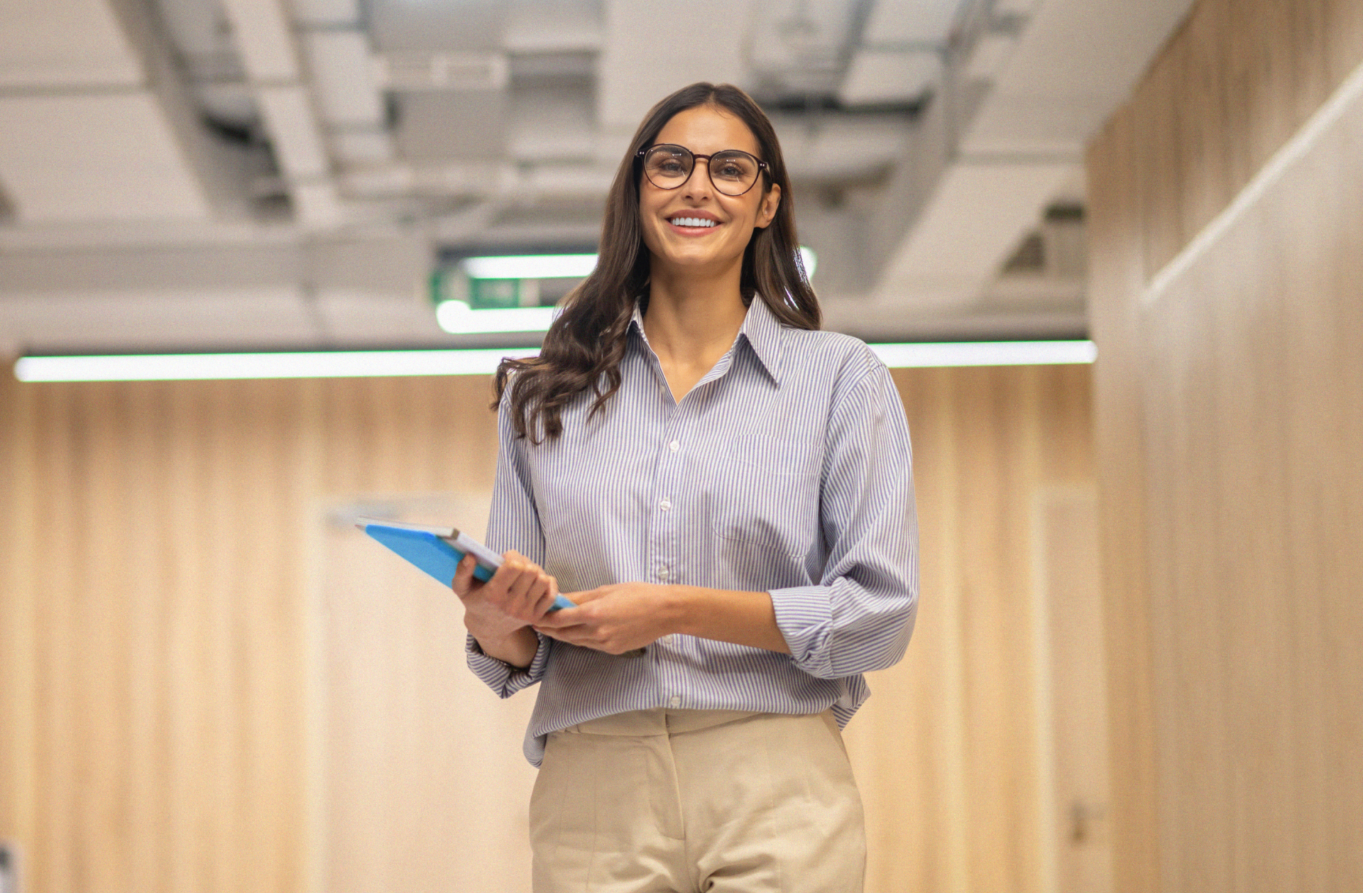 Capa do case Banking as a Service, com profissional em ambiente corporativo e identificação do projeto de Design System de 2025.