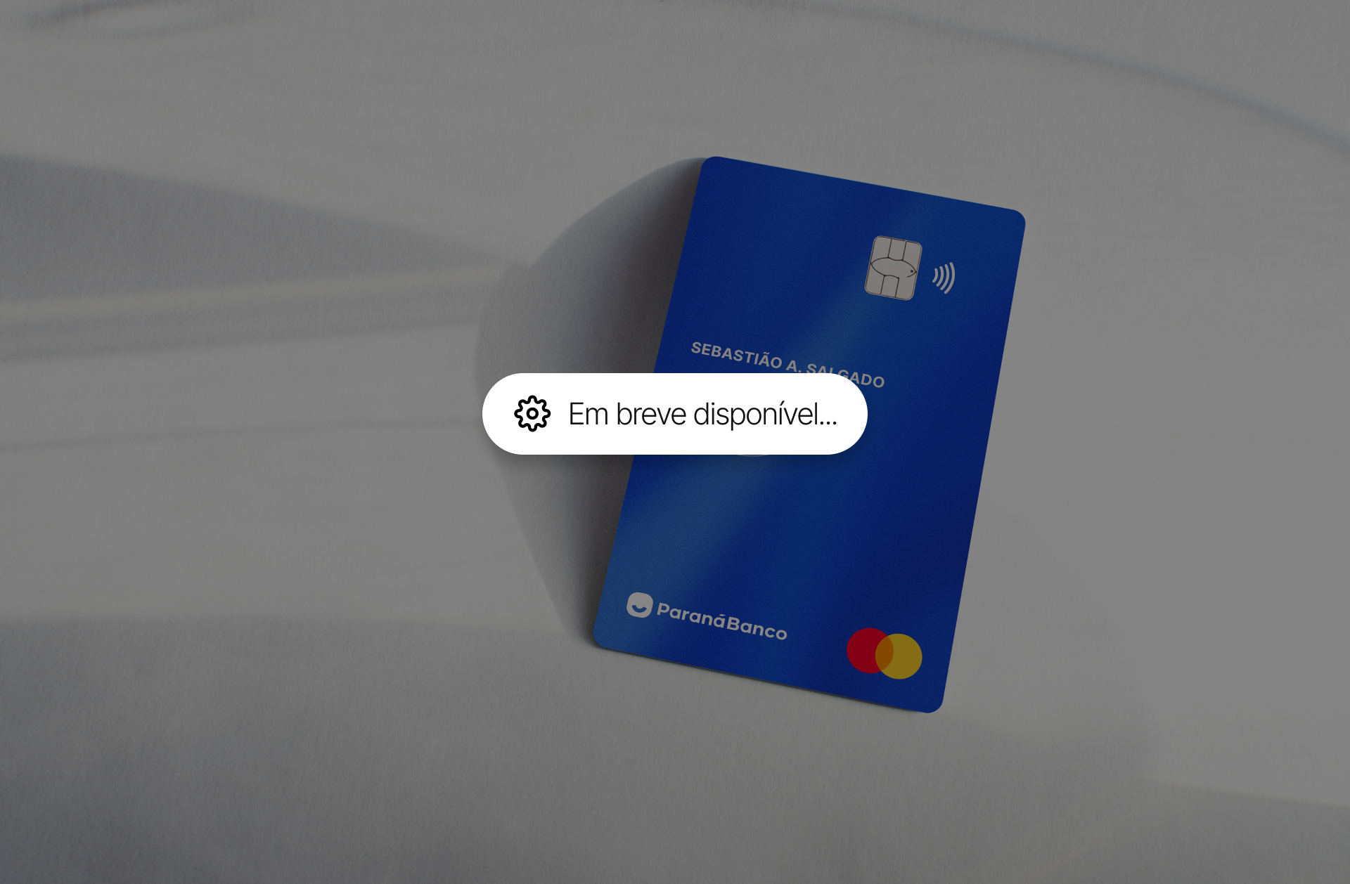 Capa de projeto com cartão do Paraná Banco em destaque, acompanhada do texto “Em breve disponível” e do título “Cartão PB”.