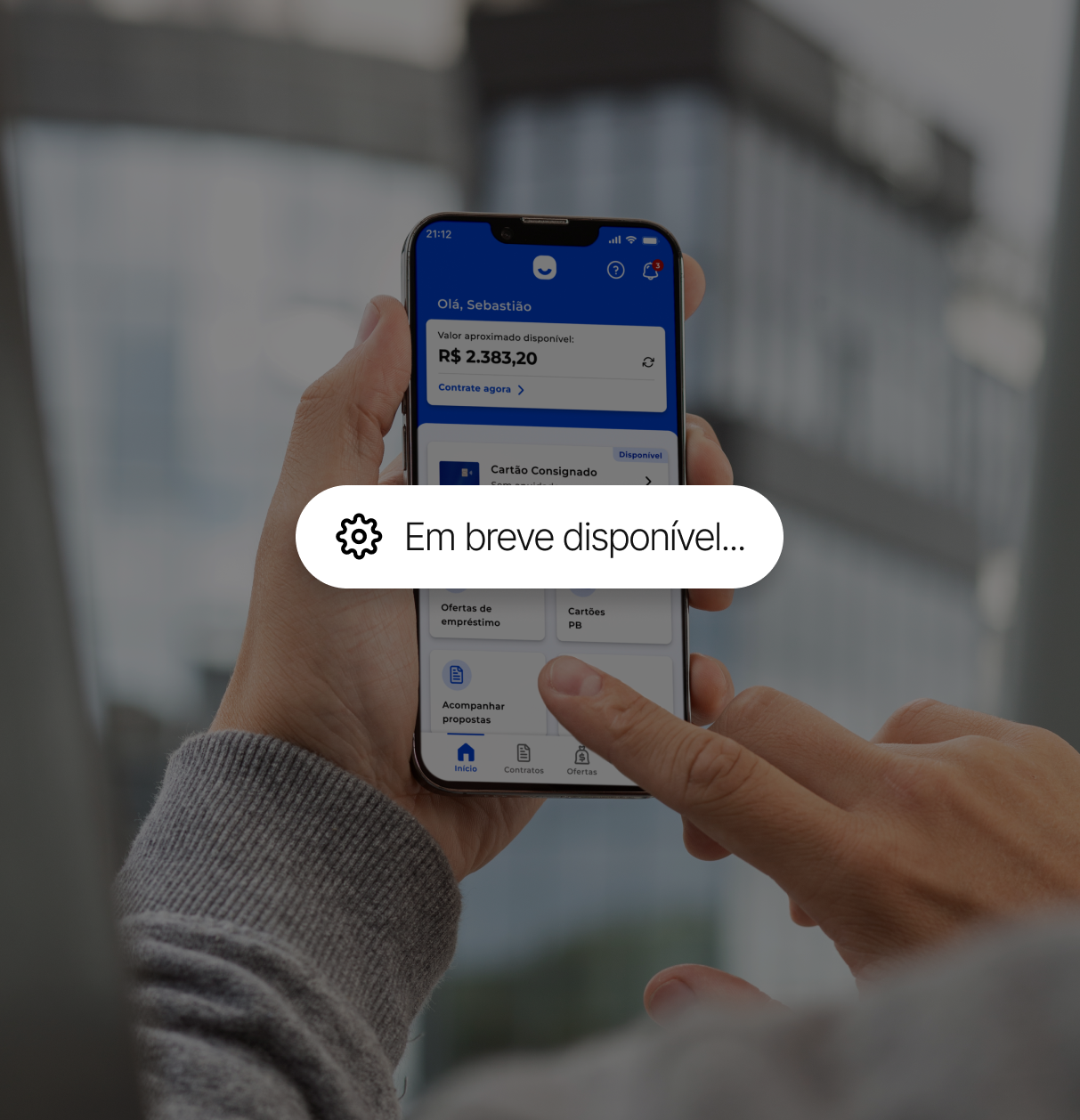 Capa de projeto com mão segurando um smartphone exibindo interface bancária, acompanhada do texto “Em breve disponível” e do título “Nova home App”.