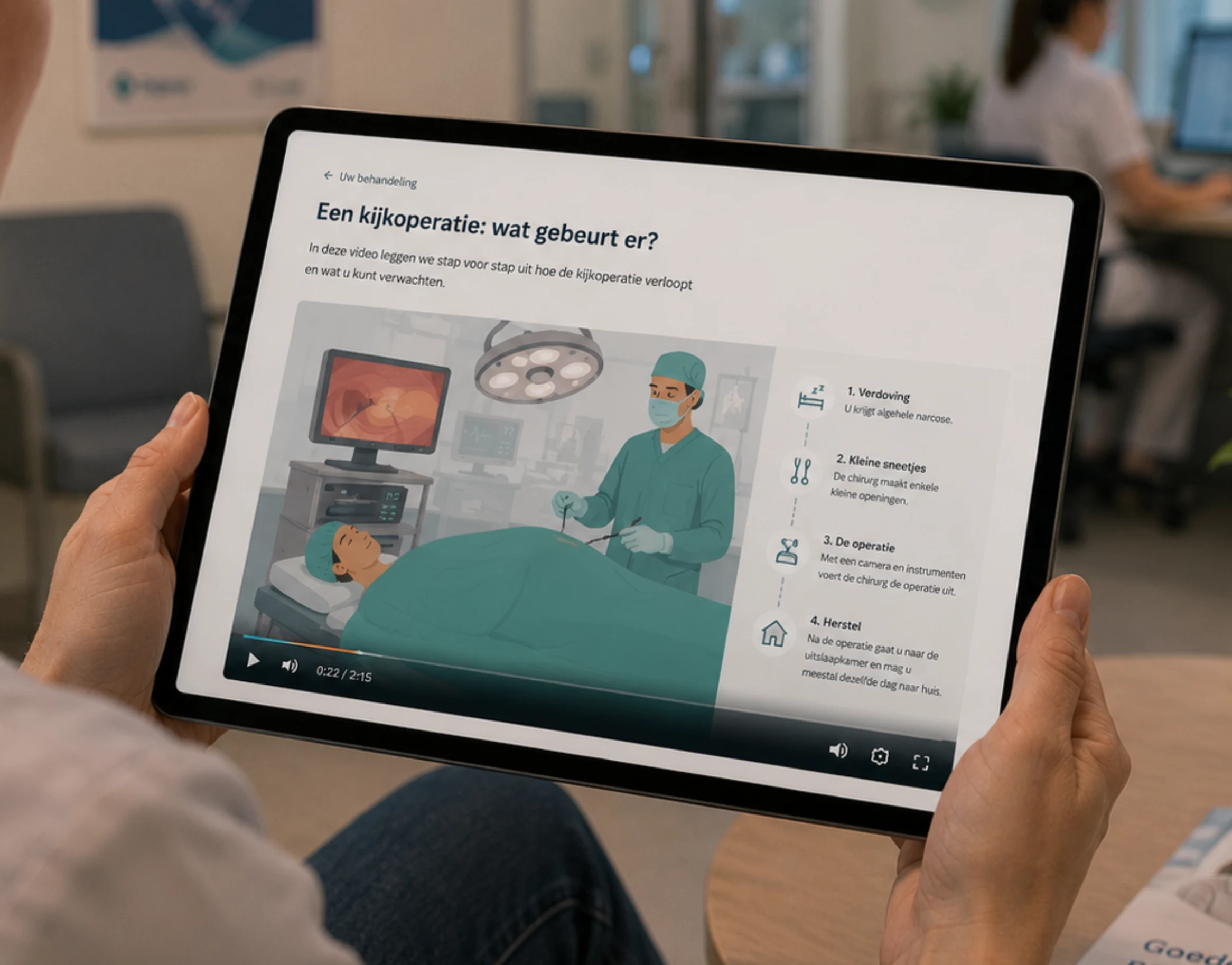Een uitleganimatie over een warmtepomp wordt bekeken op een tablet.
