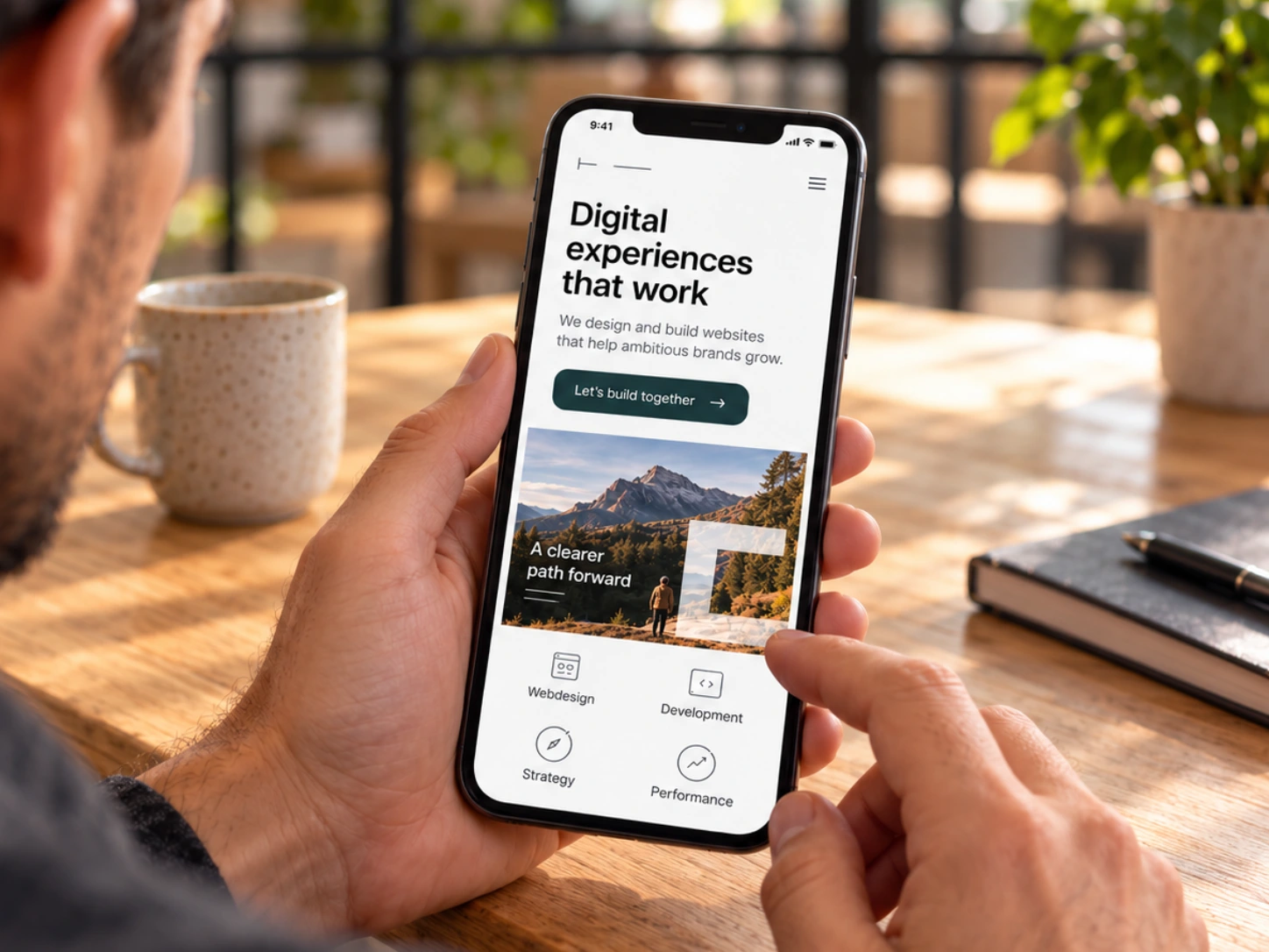 Een website wordt bekeken op een smartphone.