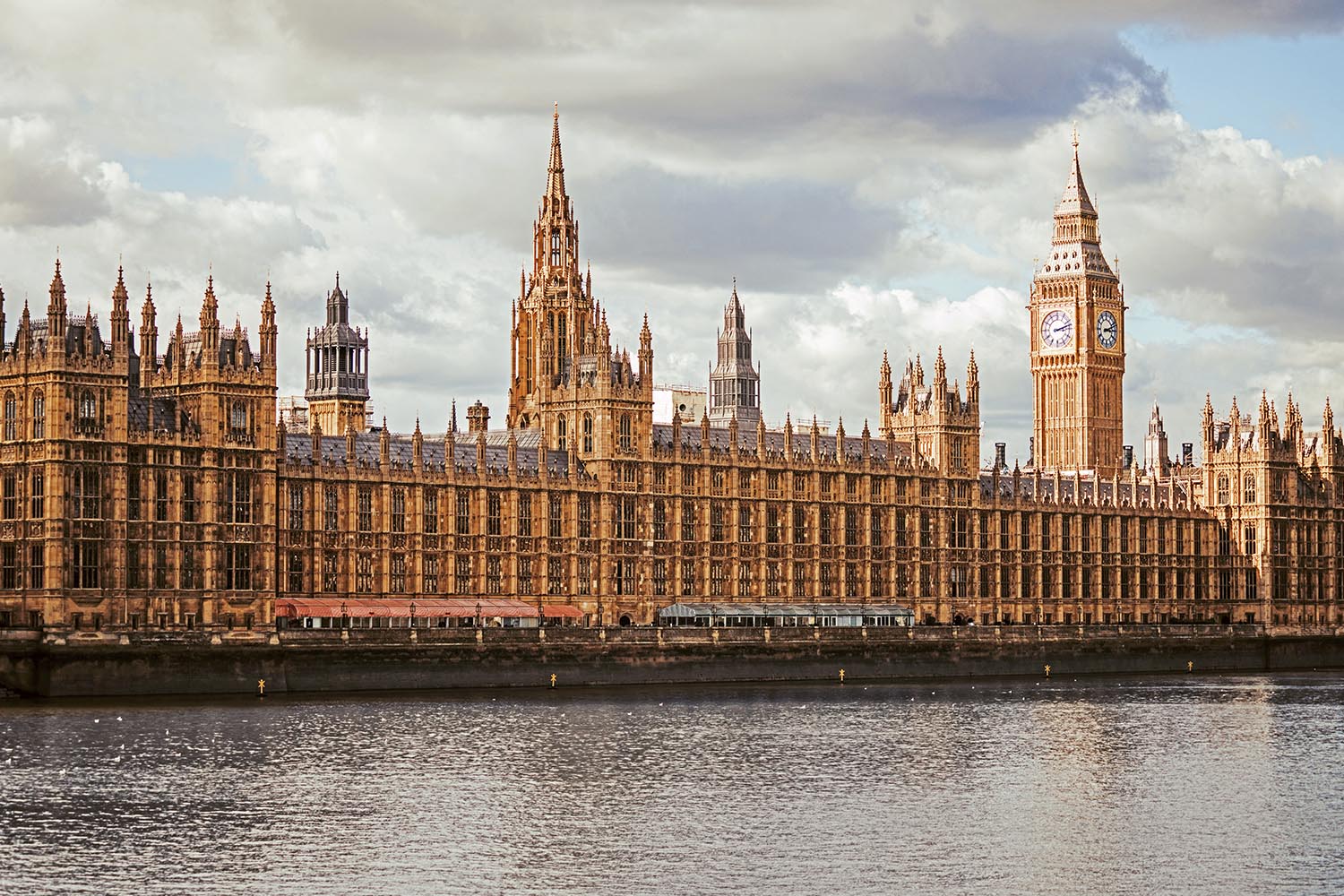 UK ECJU Q1 2025 report: 2,867 export licence decisions, 27% rise from last quarter, highlighting delays and importance of accurate applications.