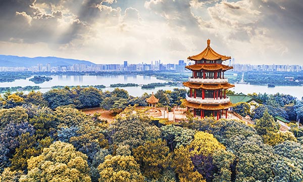 China advances toward ad hoc arbitration with regional pilots in Shanghai and Hainan, yet national gaps on interim measures and enforcement persist.