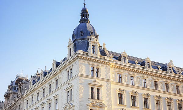 Paris Court of Appeal upholds refusal to block BNPP payments to Kuwait, confirming jurisdiction, limited immunity and French law on bank guarantees.