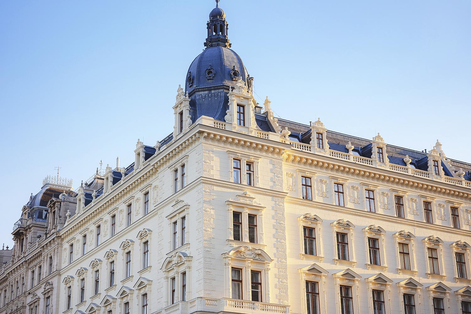 Paris Court of Appeal upholds refusal to block BNPP payments to Kuwait, confirming jurisdiction, limited immunity and French law on bank guarantees.