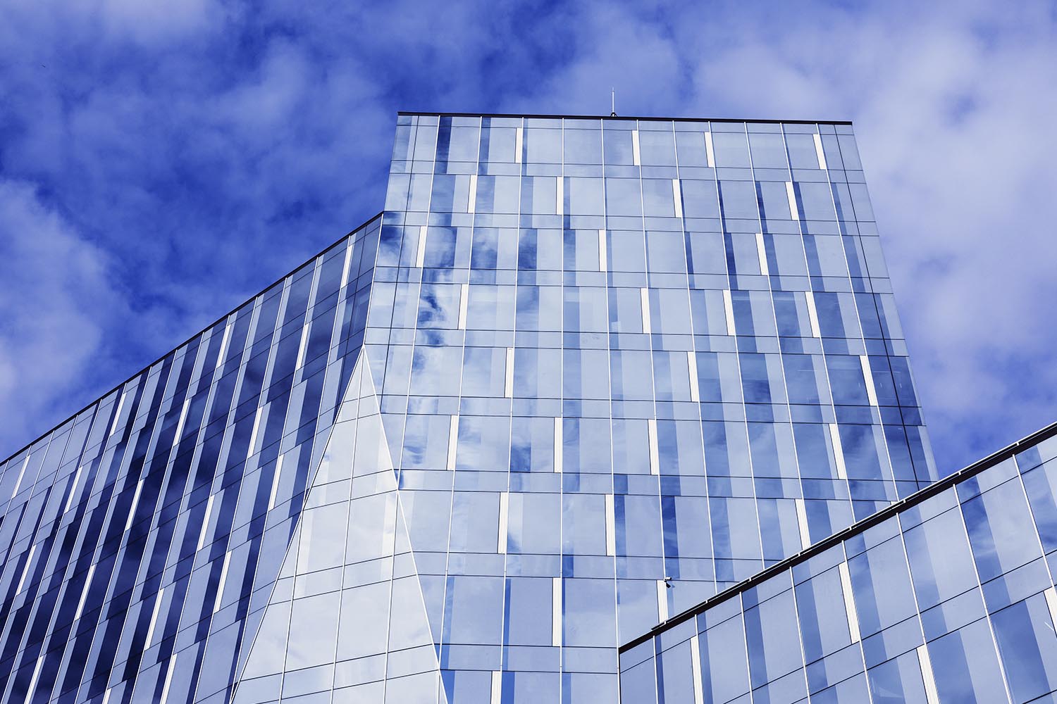 UK judiciary issues updated AI guidance for judges, expanding safeguards on misinformation, bias and evidential responsibility in court proceedings.