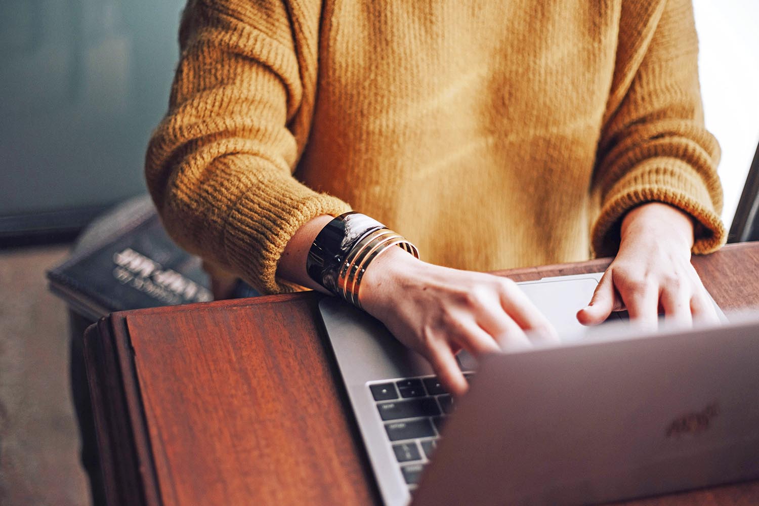 Bond Solon 2025 survey shows expert witnesses cautiously integrating AI, rejecting AI-generated draft reports to protect professional integrity.