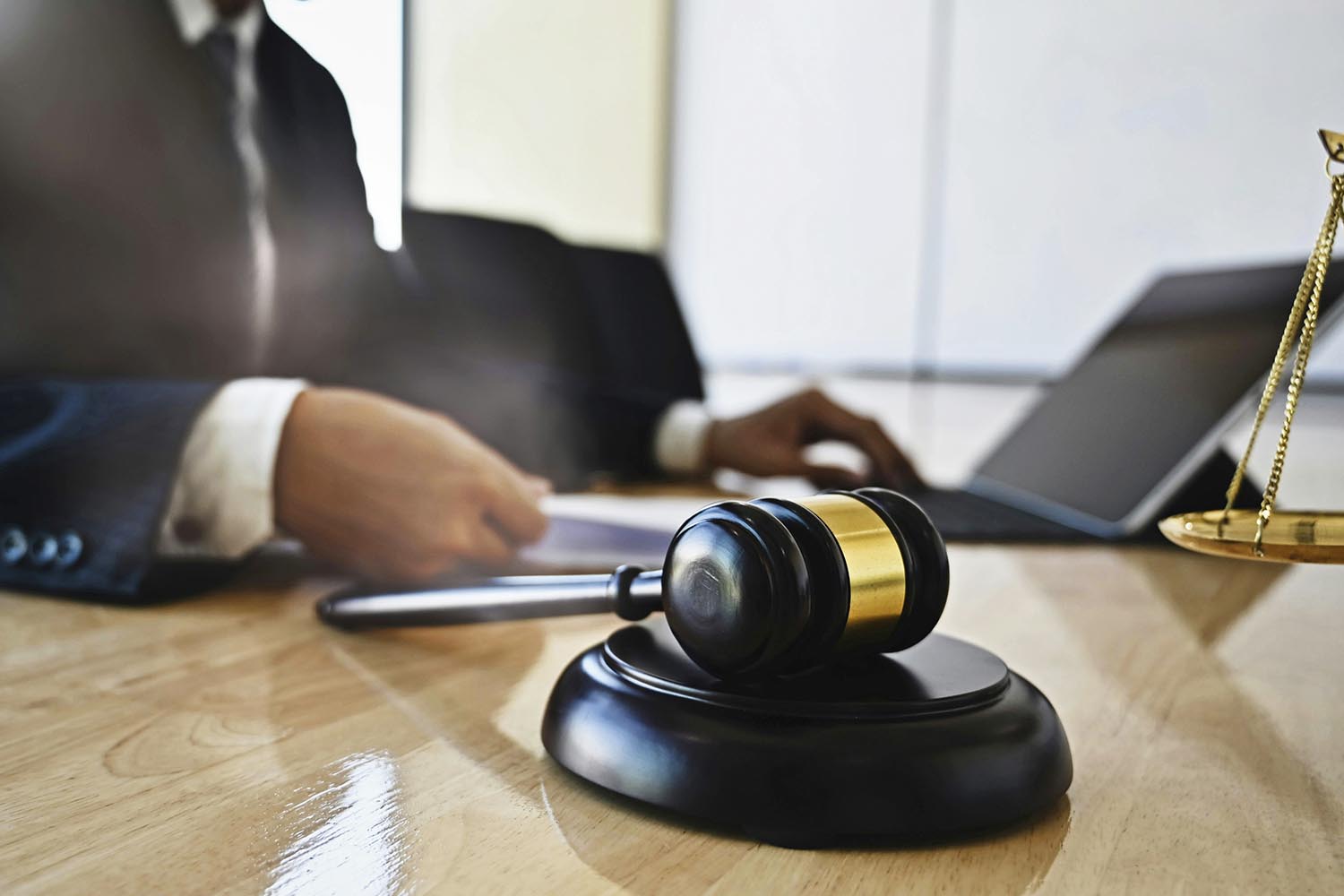 Overview of AI adoption in arbitration: key tools, benefits, risks, current practices and future regulatory trends shaping dispute resolution.