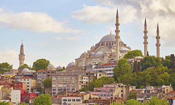 Comparative analysis of governing law and jurisdiction clauses in Türkiye and the UK, covering enforceability, public policy limits and drafting issues.