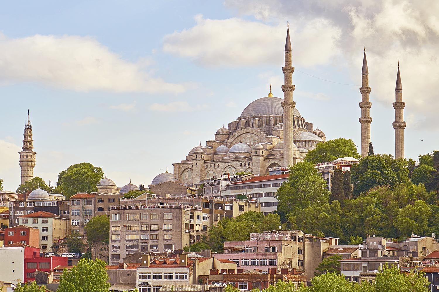 Comparative analysis of governing law and jurisdiction clauses in Türkiye and the UK, covering enforceability, public policy limits and drafting issues.