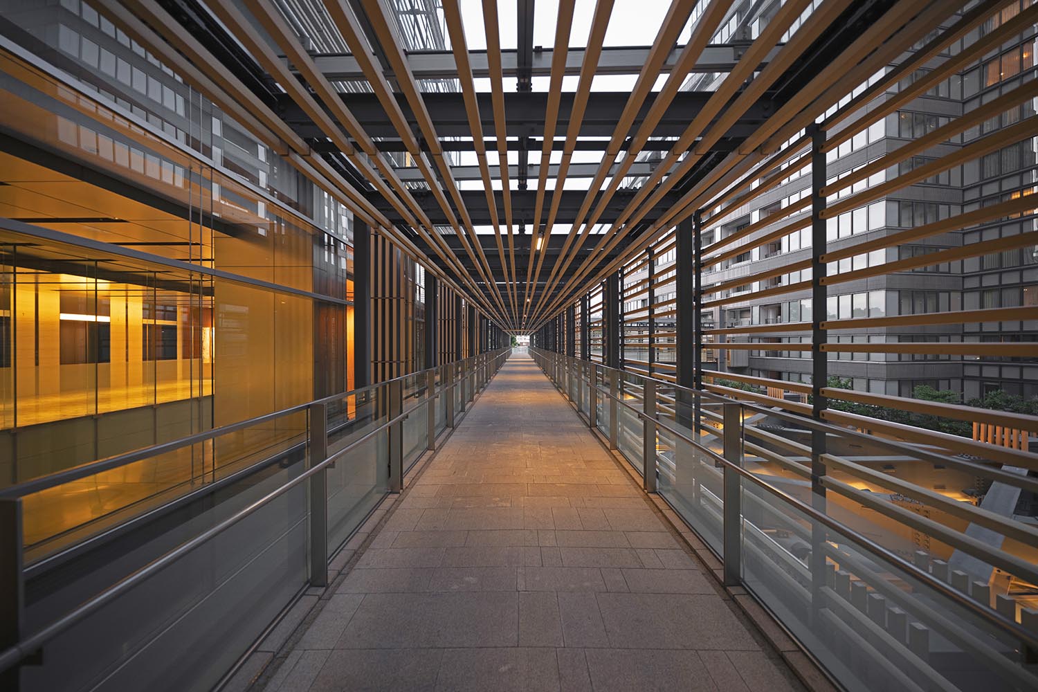 Summary of an English court decision on jurisdiction in FRAND and SEP disputes, clarifying limits on negative declarations and service out.