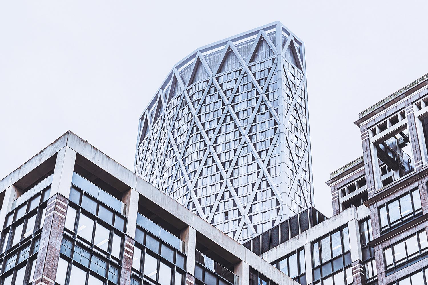 The Commercial Court confirms strict interpretation of arbitration time limits, clarifying when an award is “rendered” for appeal purposes.