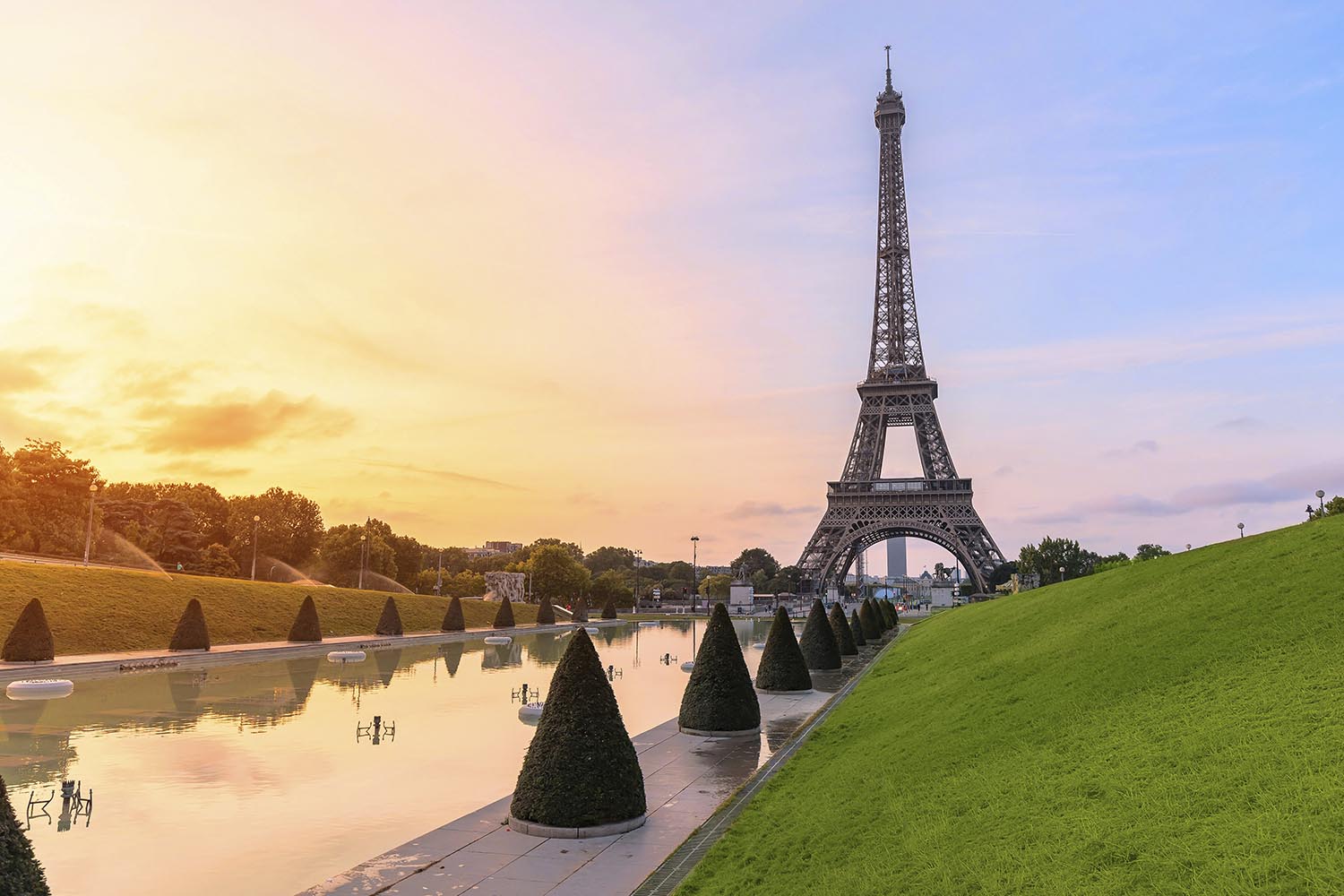 Paris Court of Appeal refuses enforcement of a €280m arbitral award against Libya due to improper notification and breach of adversarial proceedings.