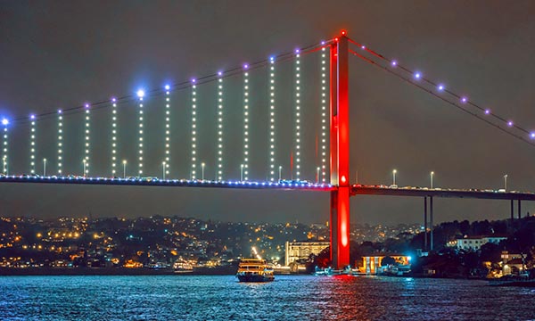 Comparing English and Turkish arbitration law: key differences in court roles, arbitrator appointments, agreements, enforcement, and interim measures.