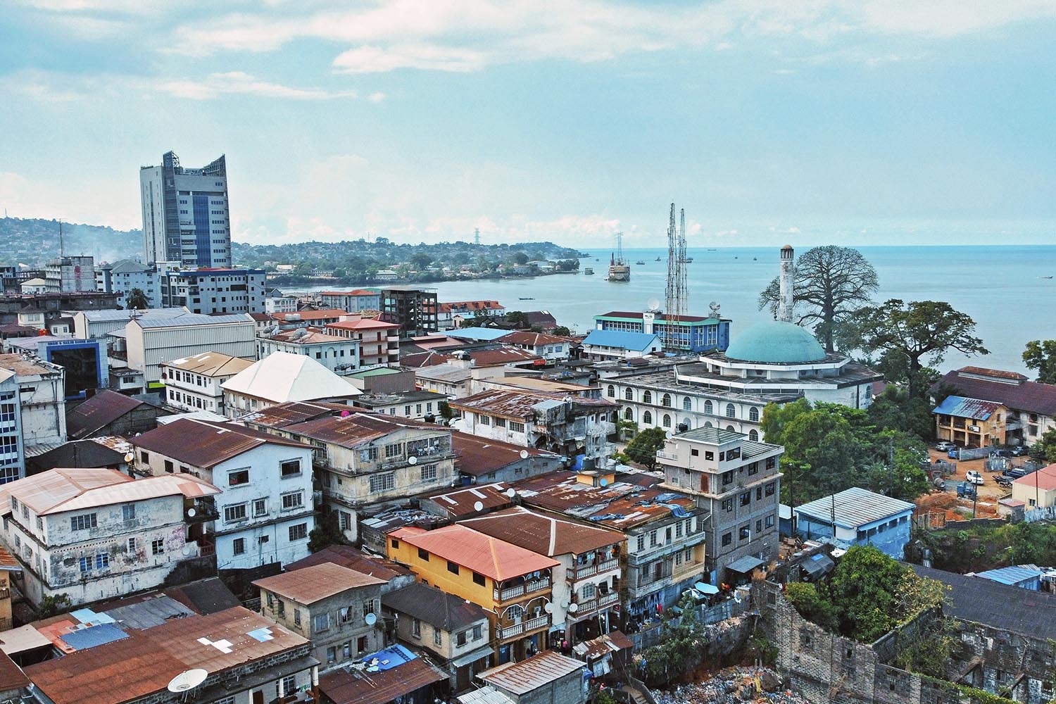 The Sierra Leone mining licence case clarifies arbitration admissibility, contractual escalation clauses, and enforcement of indemnity costs.