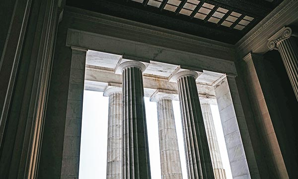 English Court confirms arbitration clause prevails despite unclear drafting, ruling mediation was not mandatory before arbitration in Ropa v Kharis Solutions.