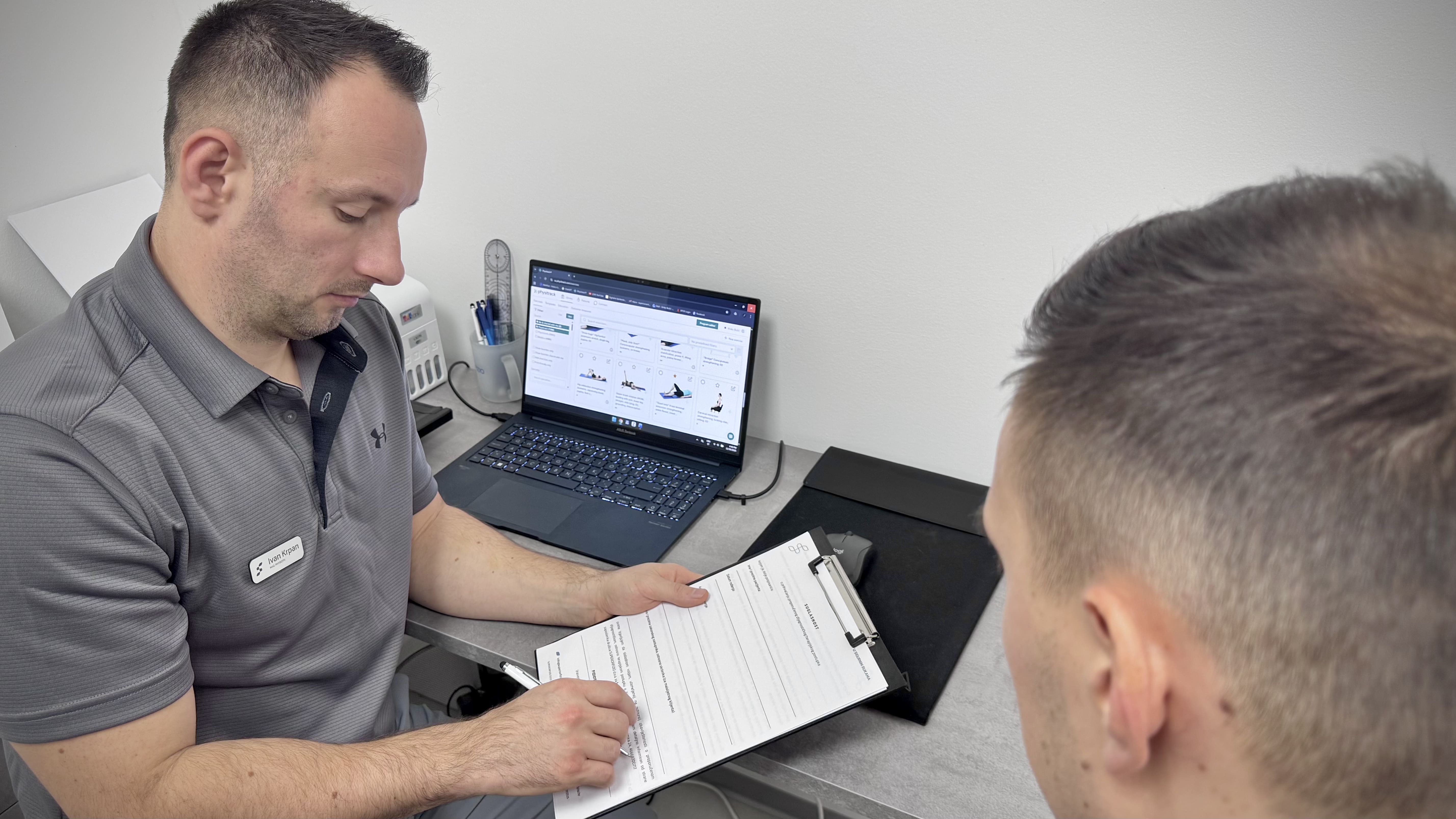 Fizioterapeut našeg centra vrši fizioterapijski pregled na pacijentu.