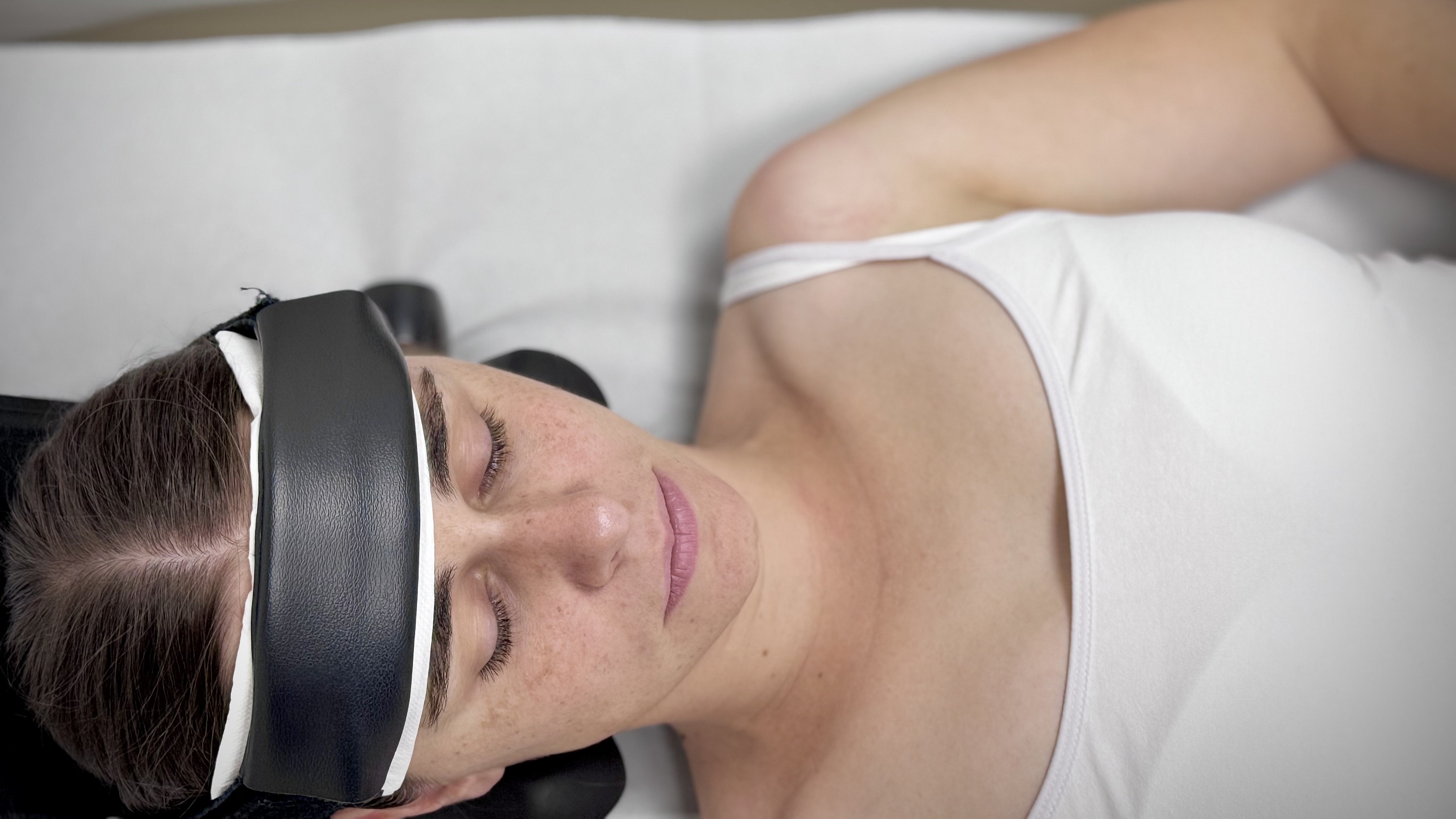 Fizioterapeut našeg centra vrši fizioterapijski pregled na pacijentu.