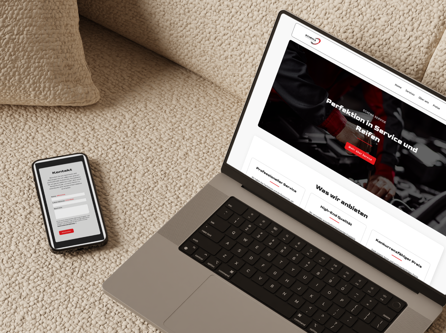 Ein Laptop und ein Handy liegt auf der Couch beide zeigt die Website von Schema Service.