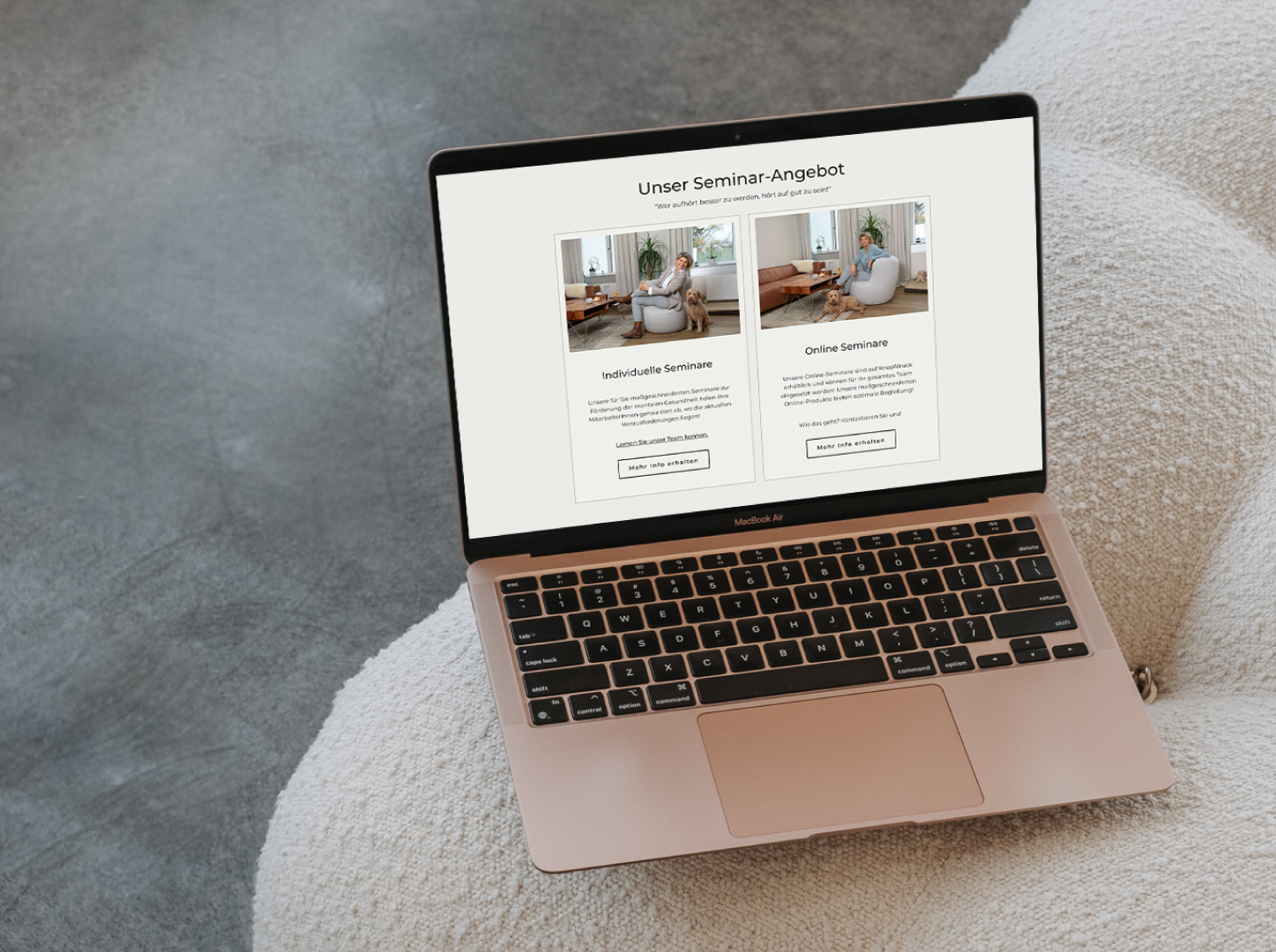 Ein Laptop, auf dem die Website von Mentalprävention zu sehen ist. Die Seite zeigt ein elegantes Design mit der Sektion "Unser Seminar-Angebot". Zudem sind zwei Bilder einer Frau mit ihrem Hund in einem schicken Outfit zu sehen, und es werden Informationen über mentale Gesundheit angeboten.