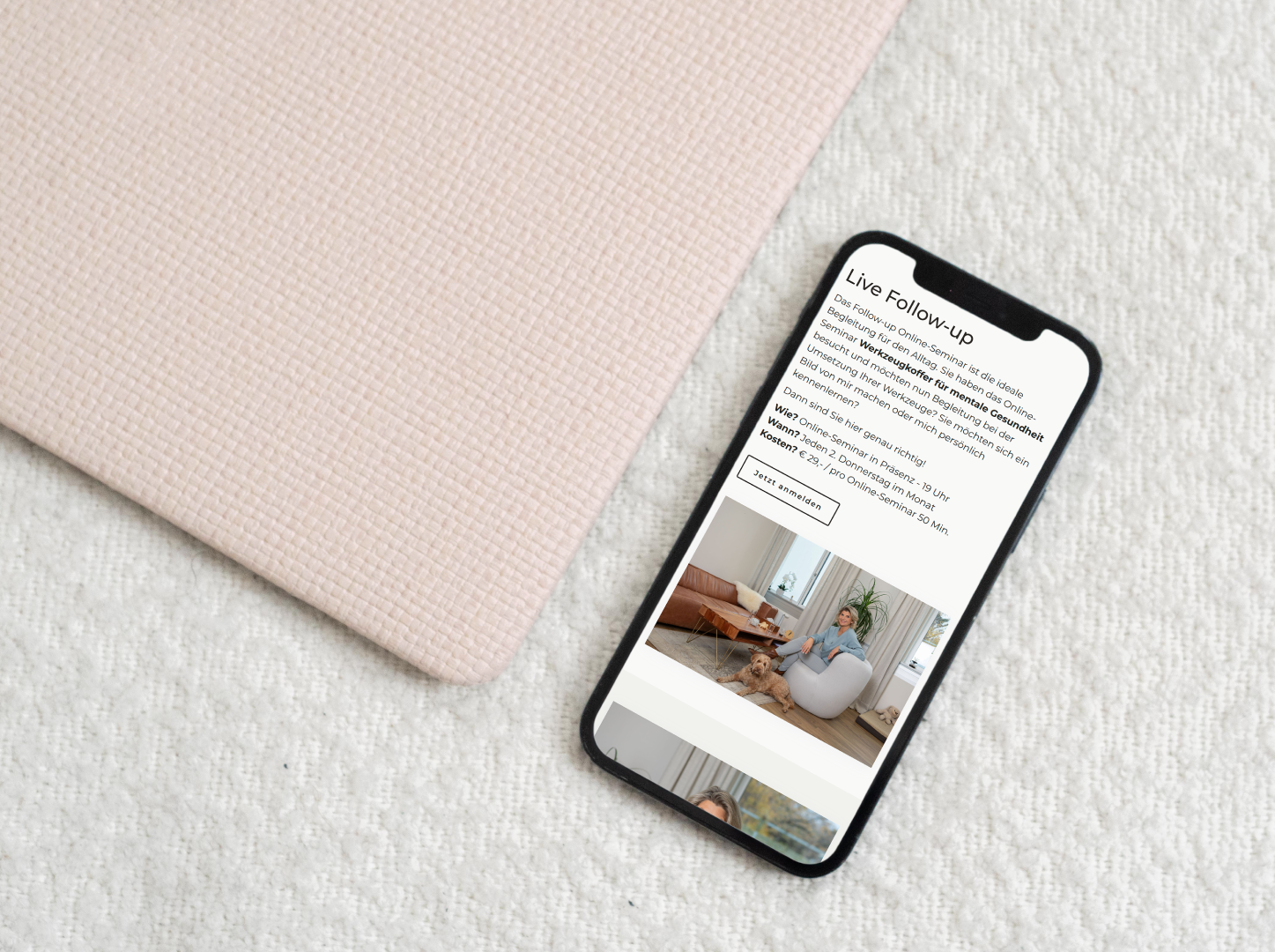 Ein iPhone, auf dem die Website von Mentalprävention zu sehen ist. Die Seite zeigt ein elegantes Design mit der Sektion "Unser Angebot". Zudem ist ein Bild einer Frau mit ihrem Hund in einem schicken Outfit zu sehen, und es werden Informationen über Live Follow-up angeboten.