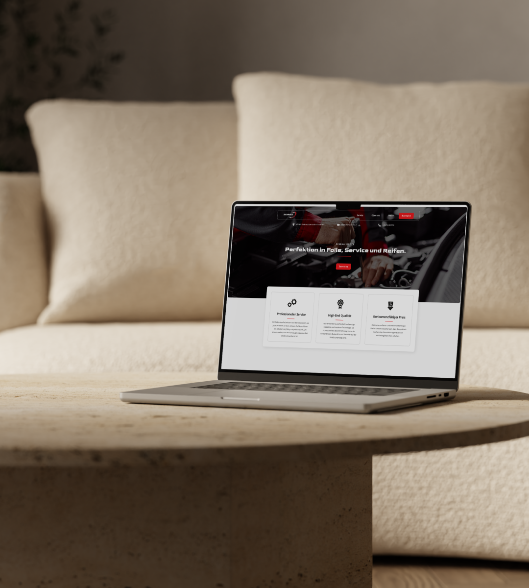 Egy dohányzóasztalon álló laptop kijelzőjén a Schema Service kezdőlapja látható.