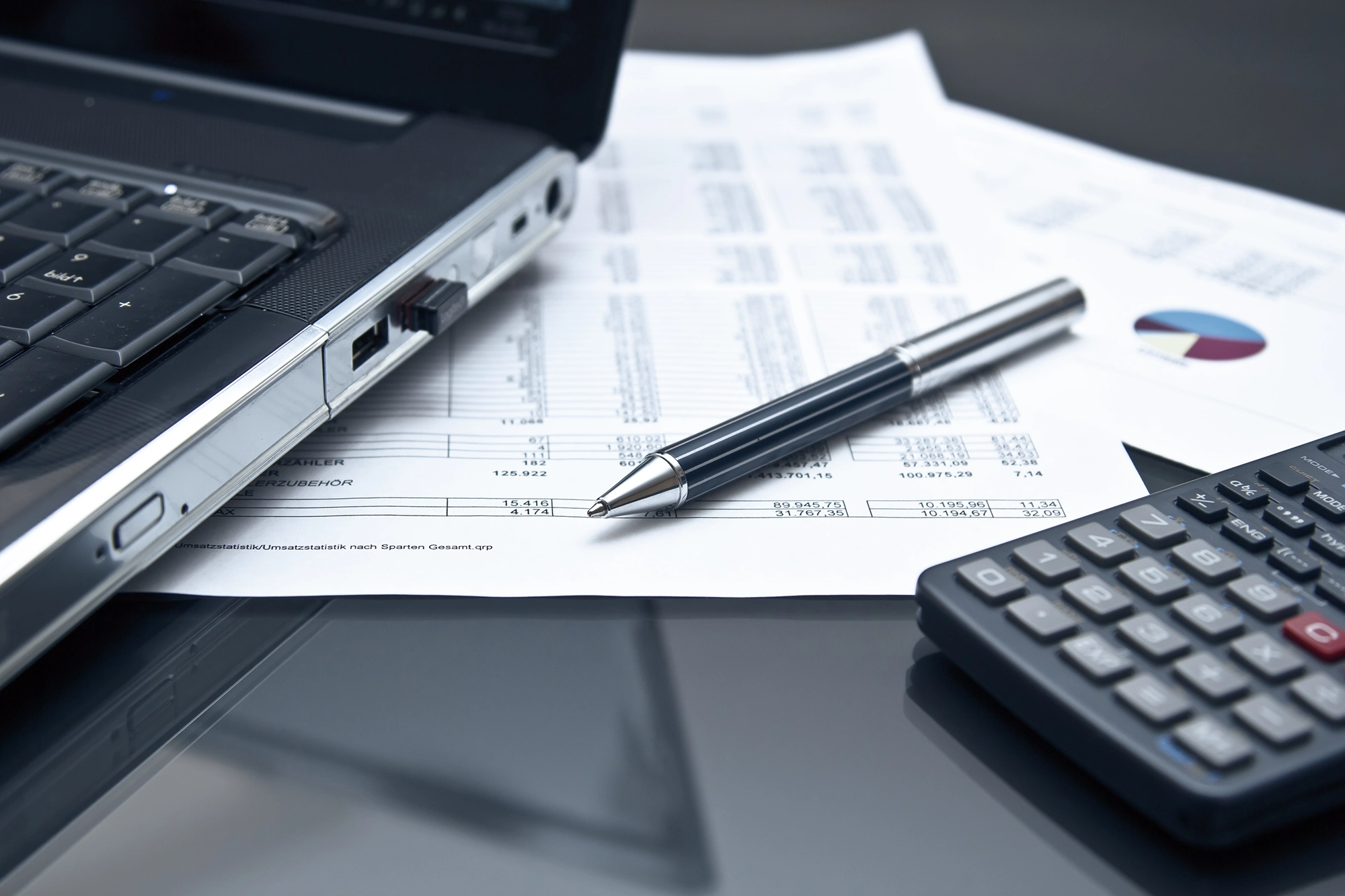 image of staff consulting a customer (for an automotive service)