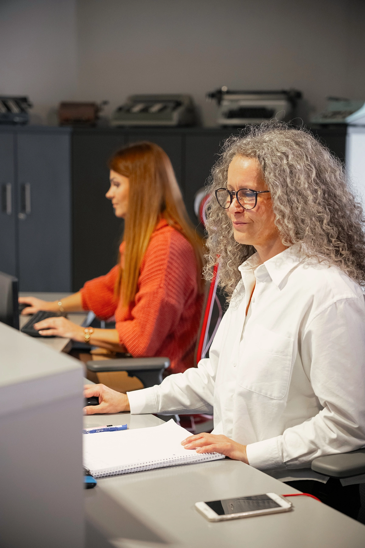image of staff consulting a customer (for an automotive service)