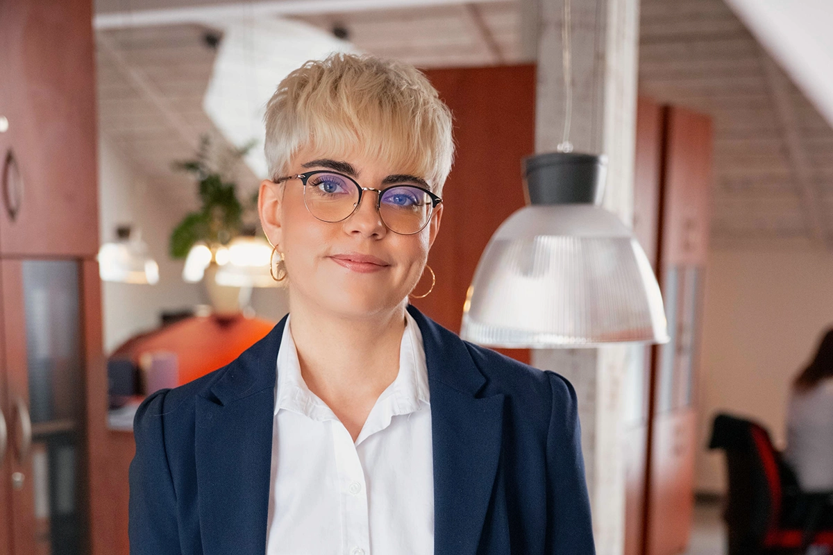 image of staff consulting a customer (for an automotive service)