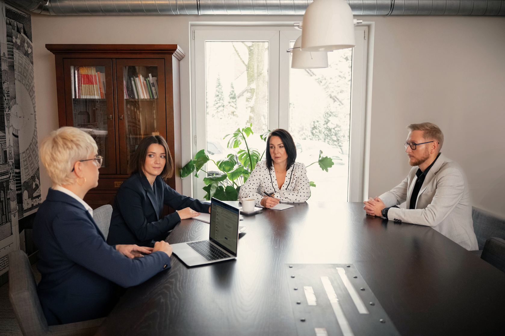 image of staff consulting a customer (for an automotive service)