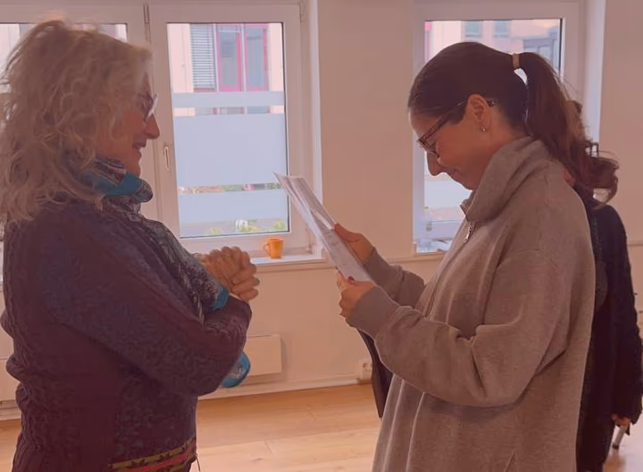 Ausbildungsabschluss bei Atelier für NLP und Persönlichkeitsentwicklung, übergabe von Abschlusszertifikat.