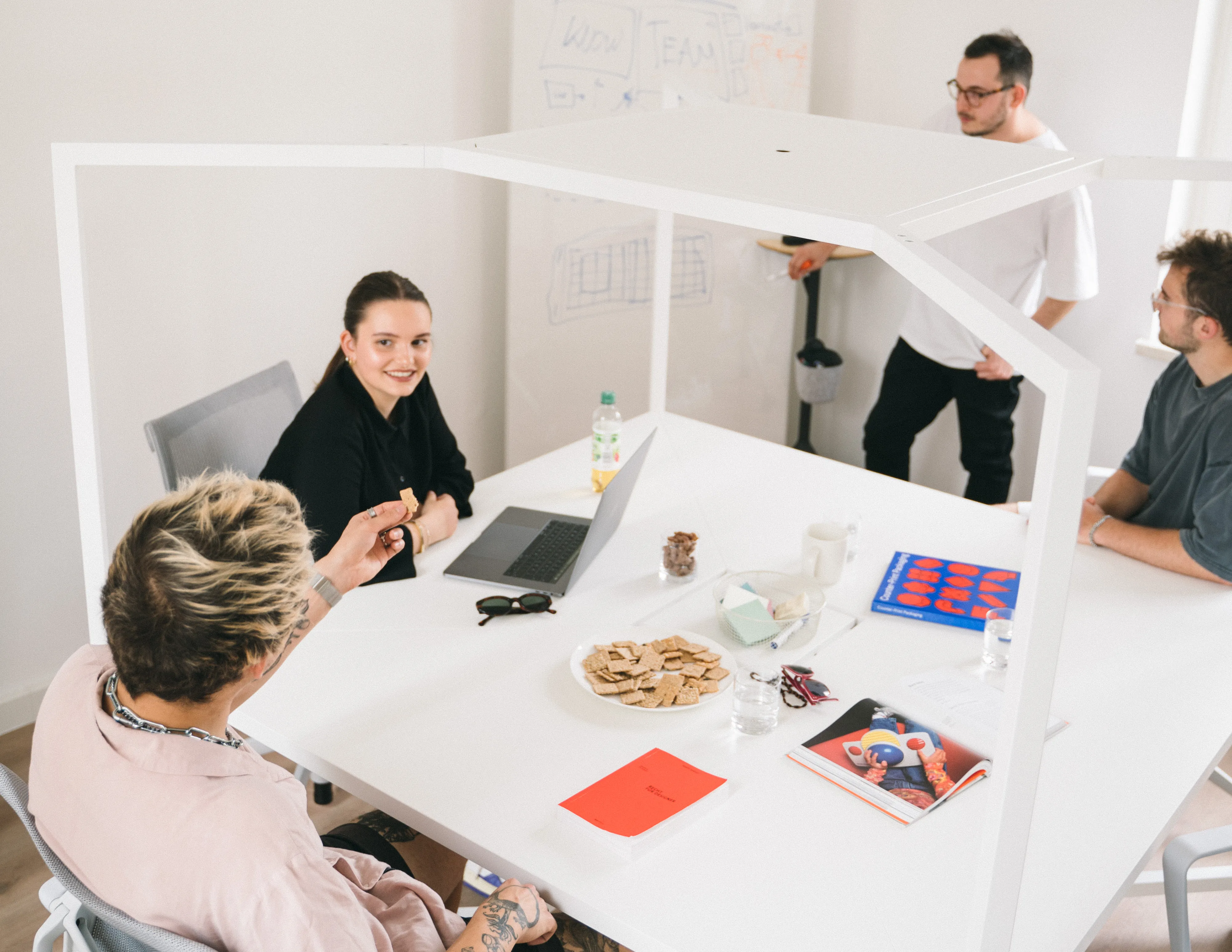 Unsere Werbeagentur aus Würzburg bei der Arbeit im Büro.