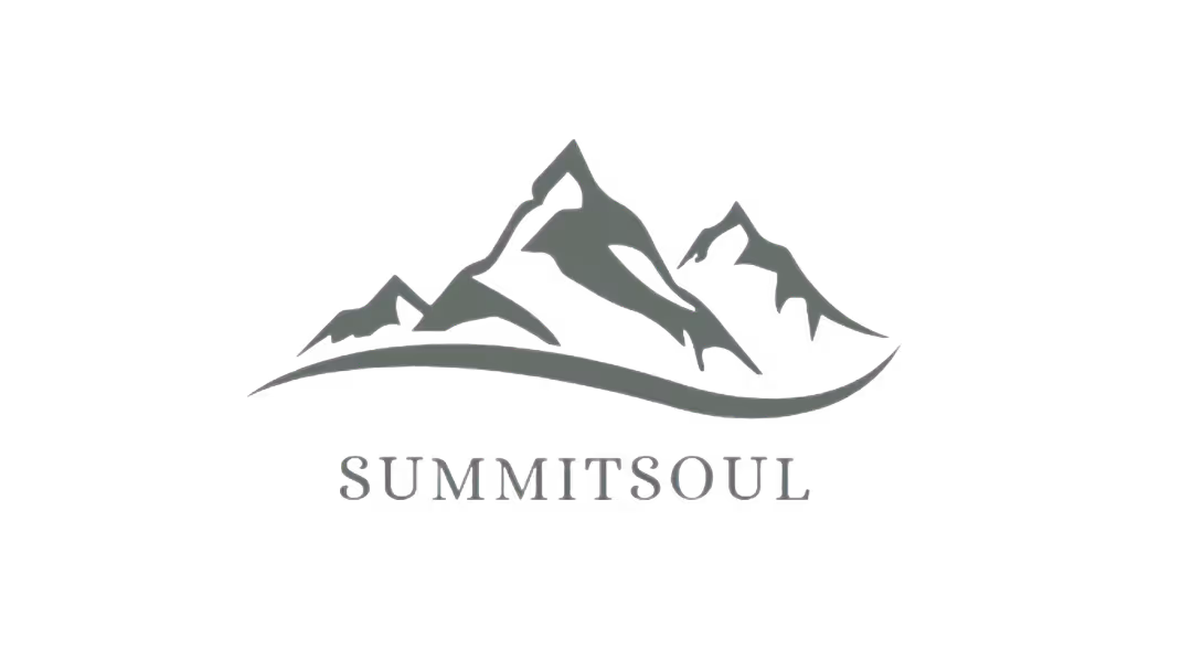 Logo mit stilisierten Berggipfeln über dem Text 'SUMMITSOUL'.